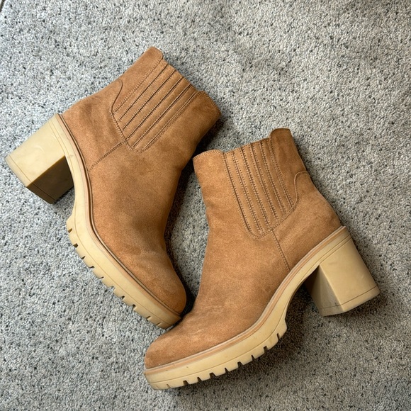 Double C High Heel Tan Brown Lambskin main image 1